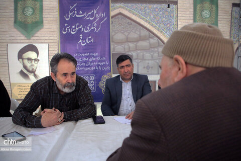 برگزاری میز خدمت در نماز جمعه قم