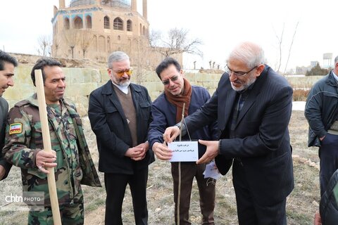 آیین درختکاری در محوطه تاریخی پایگاه میراث جهانی گنبد سلطانیه