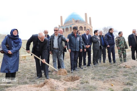 آیین درختکاری در محوطه تاریخی پایگاه میراث جهانی گنبد سلطانیه