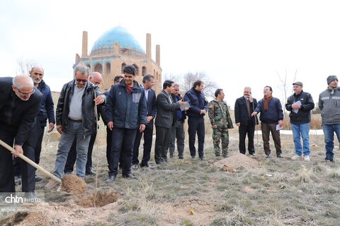 آیین درختکاری در محوطه تاریخی پایگاه میراث جهانی گنبد سلطانیه