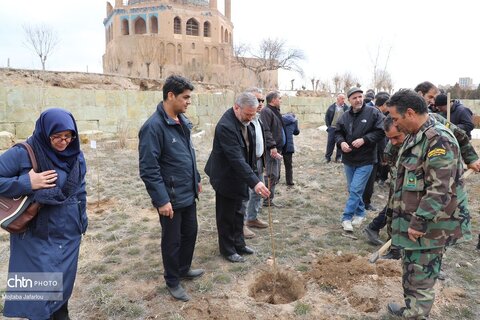 آیین درختکاری در محوطه تاریخی پایگاه میراث جهانی گنبد سلطانیه