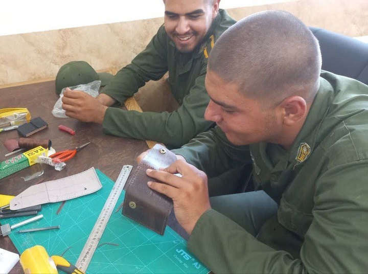 سربازان وظیفه فراجا در ورامین هنر چرم‌دوزی را فرا گرفتند