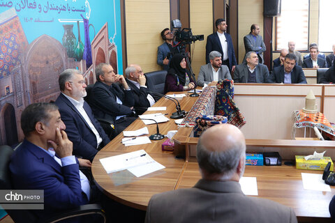 نشست رئیس‌جمهوری با هنرمندان و فعالان صنایع دستی