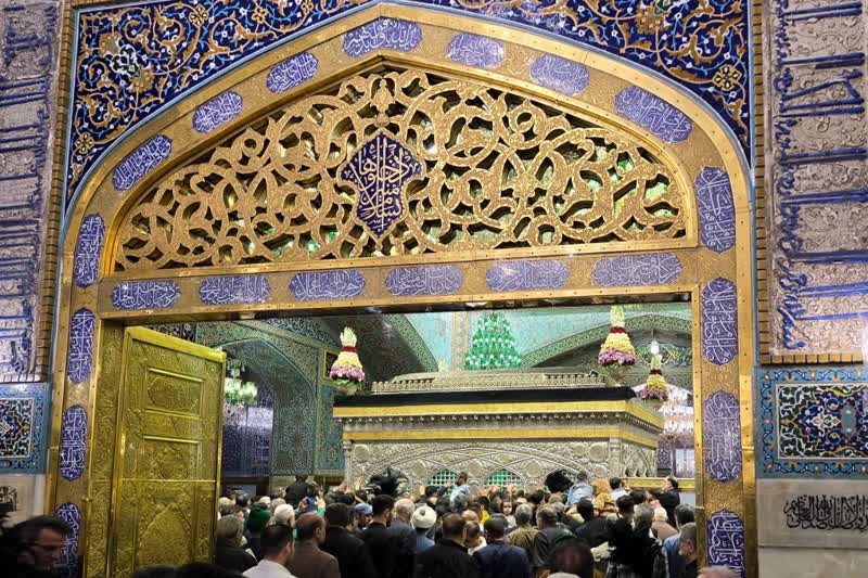 حرم مطهر حضرت رضا(ع) در آستانه شهادت امیرالمومنین علی(ع) سیاه‌پوش شد