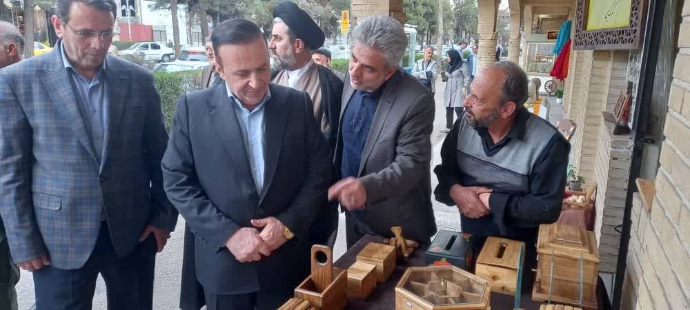 بازدید استاندار قزوین از بازارچه صنایعدستی و دیدار با هنرمندان