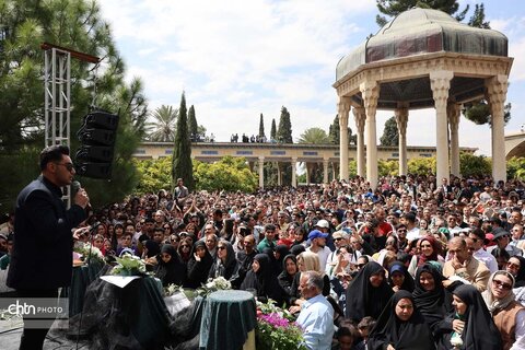 لحظه تحویل سال۱۴۰۴ در حافظیه