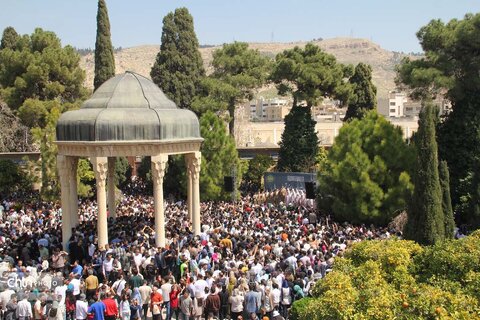 لحظه تحویل سال۱۴۰۴ در حافظیه