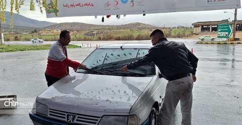 داوطلبان جمعیت هلال‌احمر چهارمحال و بختیاری ایراد خودرو یک مسافر نوروزی را رفع کردند