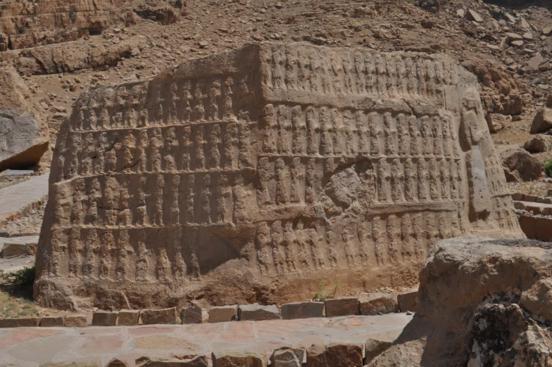 گردشگران فرهنگی و طبیعتگرد در خوزستان، موزه روباز نقش برجستهها و سنگ نگارهها