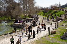 طنین  تاریخ در دل صخره‌ها؛ بیستون میزبان خیل عظیم گردشگران نوروزی