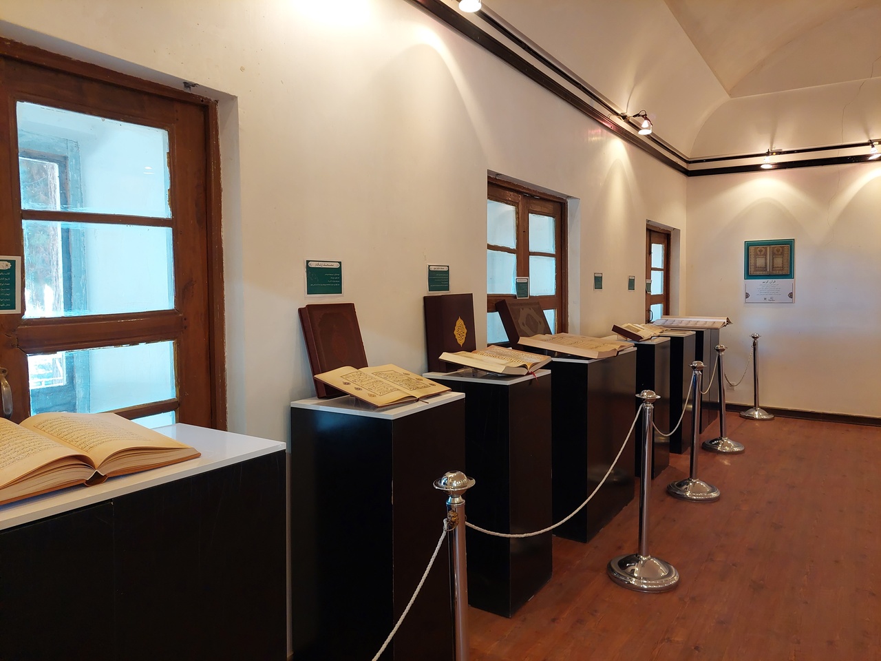 قرآنهای خطی در باغ جهانی اکبریه روایتگر دستنوشتههای امامان