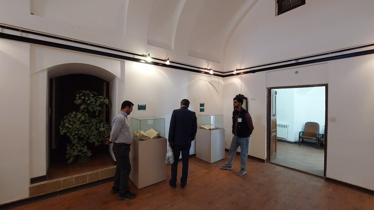 قرآنهای خطی در باغ جهانی اکبریه روایتگر دستنوشتههای امامان