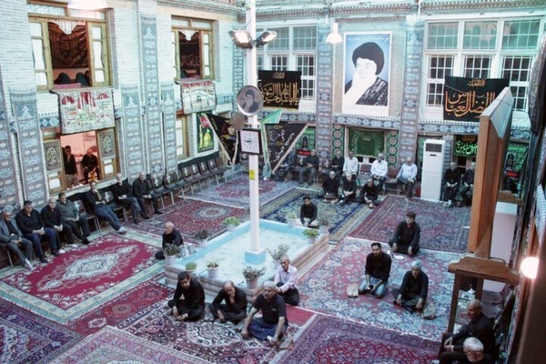 خانهای در بروجرد که مزین به پرده کعبه است