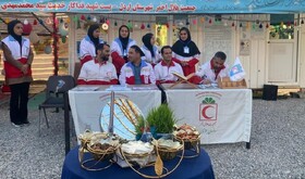 نیروهای هلال‌احمر به مسافران نوروزی در اردل خدمات‌رسانی می‌کنند
