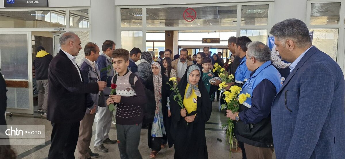 استقبال از مسافران در فرودگاه و ایستگاه‌های‌ راه‌آهن کرمان به مناسبت روز جمهوری‌اسلامی
