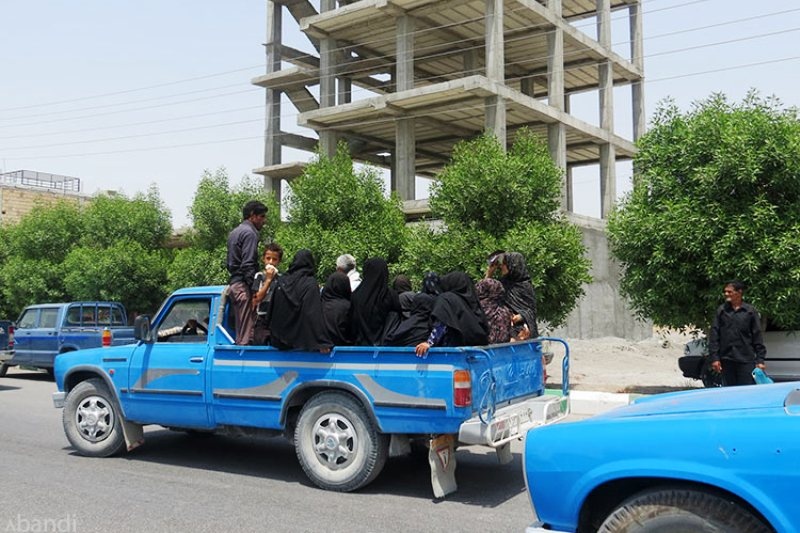 وانت‌ها و کامیون‌های حامل مسافر در قسمت بار متوقف می‌شوند