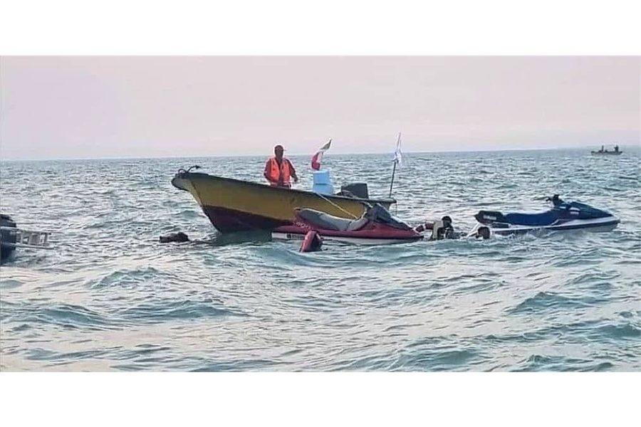 نجات ۲ سرنشین جت اسکی واژگون‌شده در آب‌های بندر گناوه