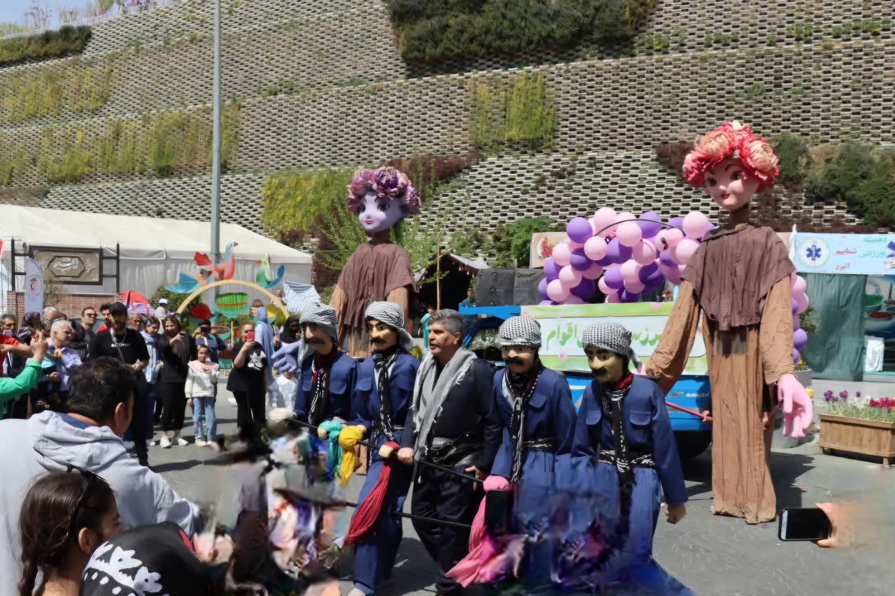 کارناوال شادی در البرز به مناسبت روز طبیعت برگزار شد