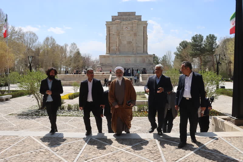 ایجاد باغ مفاخر توس در دستور کار استانداری خراسان رضوی قرار دارد/ شور و نشاط در آرامگاه فردوسی با اجرای برنامه‌های فرهنگی