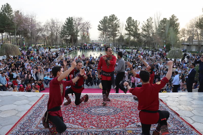 استقبال کم نظیر مردم از اجرای برنامههای فرهنگی و هنری در مجموعه تاریخی فرهنگی فردوسی