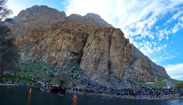 جشن «بهار دل‌ها» در بیستون؛ تلفیق آیین‌های سنتی و موسیقی محلی