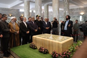 حضور استاندار خراسان رضوی در آرامگاه فردوسی؛ تأکید بر توسعه گردشگری توس