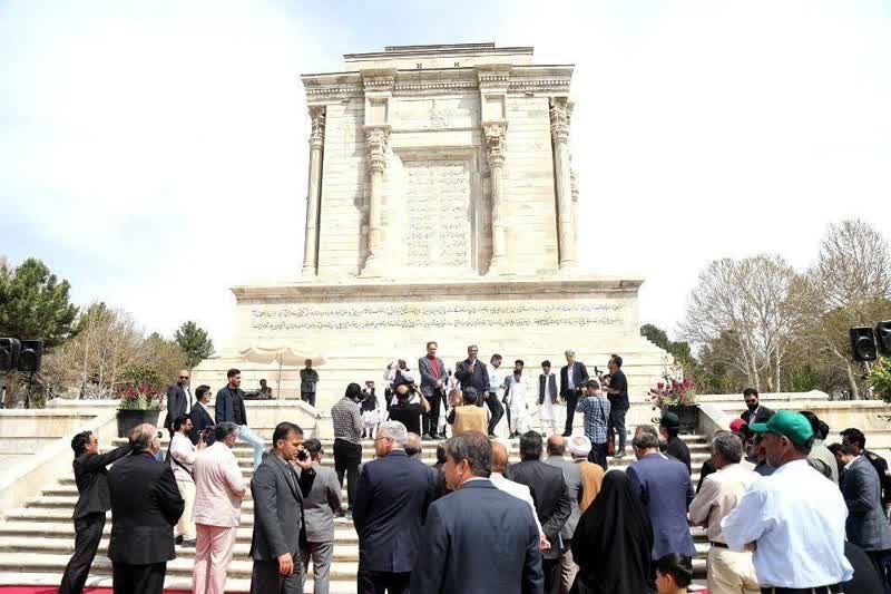 حضور استاندار خراسان رضوی در آرامگاه فردوسی؛ تأکید بر توسعه گردشگری توس