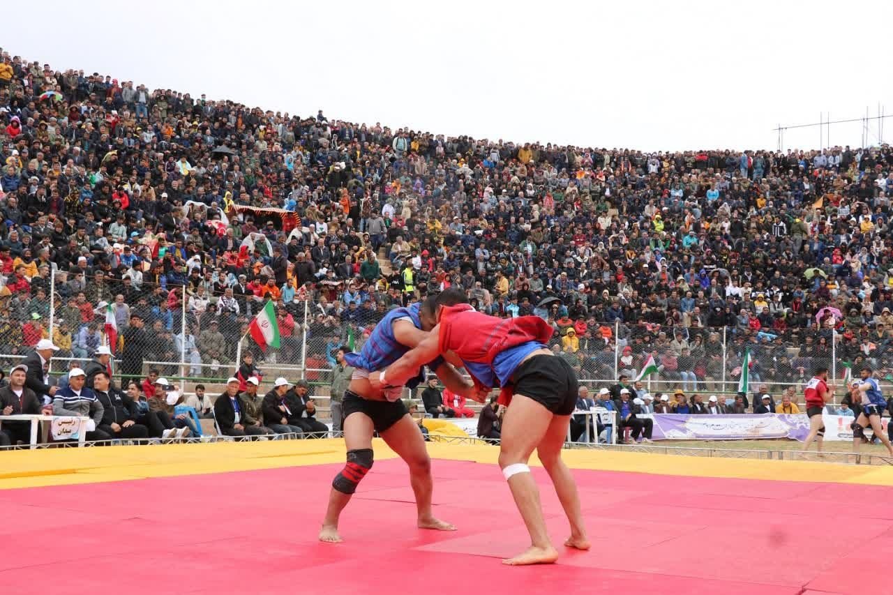 رقابت‌های قهرمانی کشتی باچوخه در اسفراین آغاز شد؛ پهلوانان در گود زینل‌خان به میدان رفتند