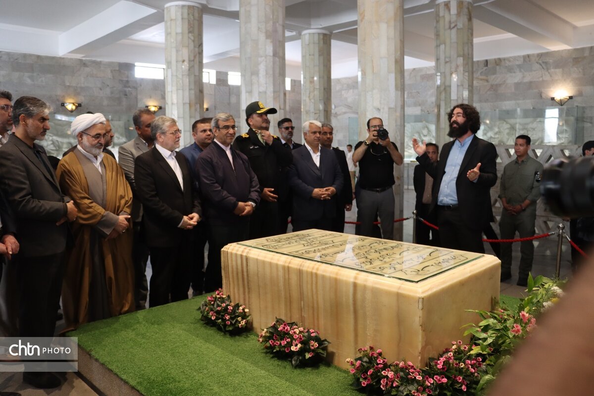 حضور استاندار خراسان رضوی در آرامگاه فردوسی؛ تأکید بر توسعه گردشگری توس