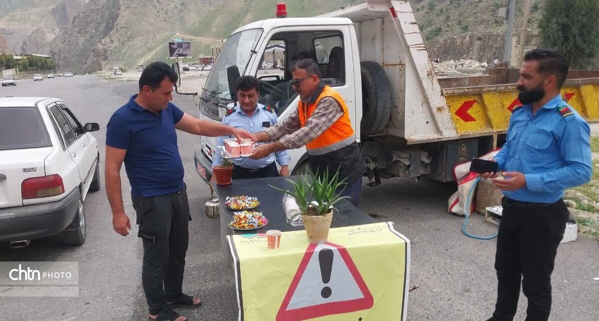 ایستگاه‌های صلواتی برای کاهش خستگی مسافران نوروزی در جاده‌های چهارمحال و ‌بختیاری برپا شد