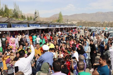 جشن رنگ‌ها و فرهنگ‌ها؛ کارناوال شادی با عروسک‌های غول‌پیکر در البرز