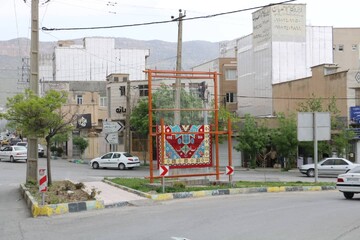 نصب المان گلیم‌نقش برجسته در چهار راه رسالت شهر ایلام