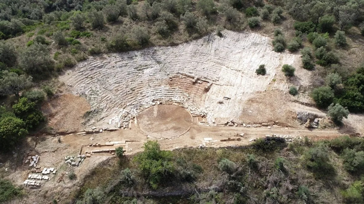 اودیسه یونانی؛ پردهبرداری از تئاتر گمشده جزایر ایونی پس از یک قرن در لِفکادا اودیسه یونانی؛ پردهبرداری از تئاتر گمشده جزایر ایونی پس از یک قرن در لِفکادا