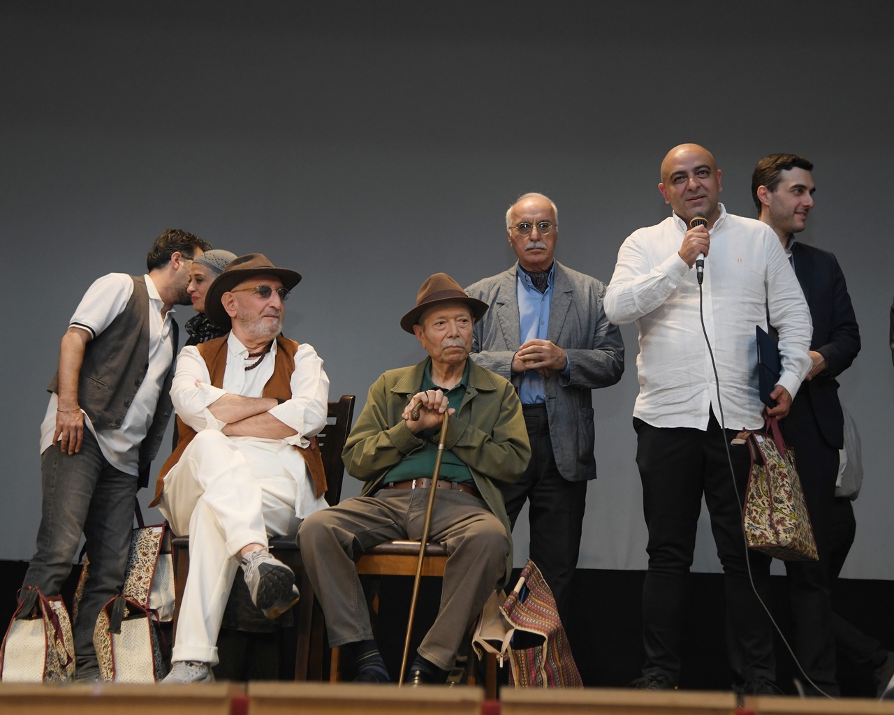 علی نصیریان: اگر استعدادی در هنر دارید آن را رها نکنید علی نصیریان: اگر استعدادی در هنر دارید آن را رها نکنید