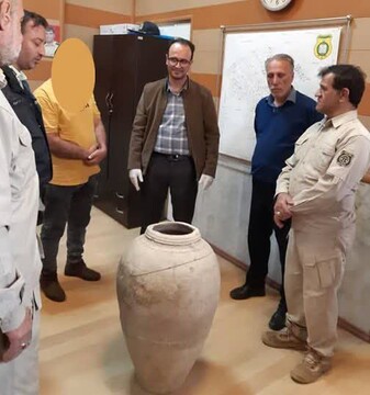 اهدای یک خمره تاریخی به یگان حفاظت میراث‌فرهنگی استان زنجان