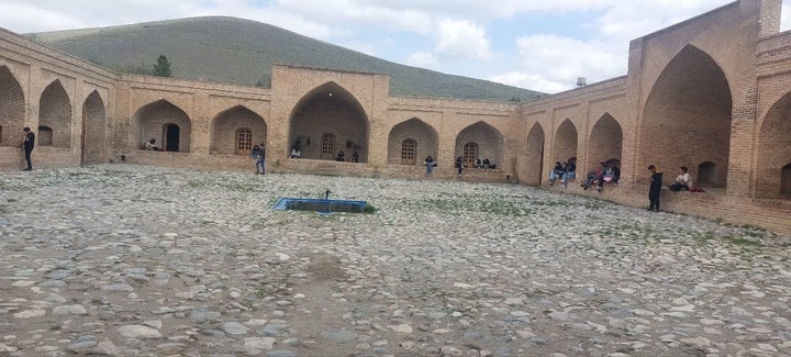 بازدید و بررسی میدانی دانشجویان معماری همدان از روند مرمت کاروانسرای جهانی فرسفج