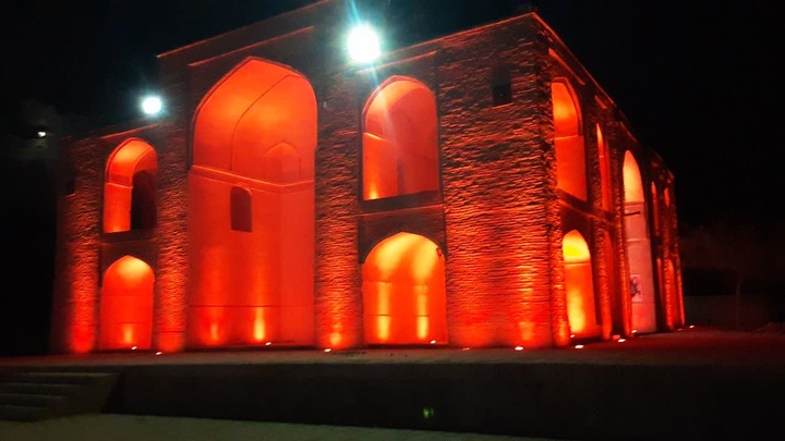 صحن آرامگاه ابراهیم رضا (ع) شهرستان درمیان نورپردازی شد