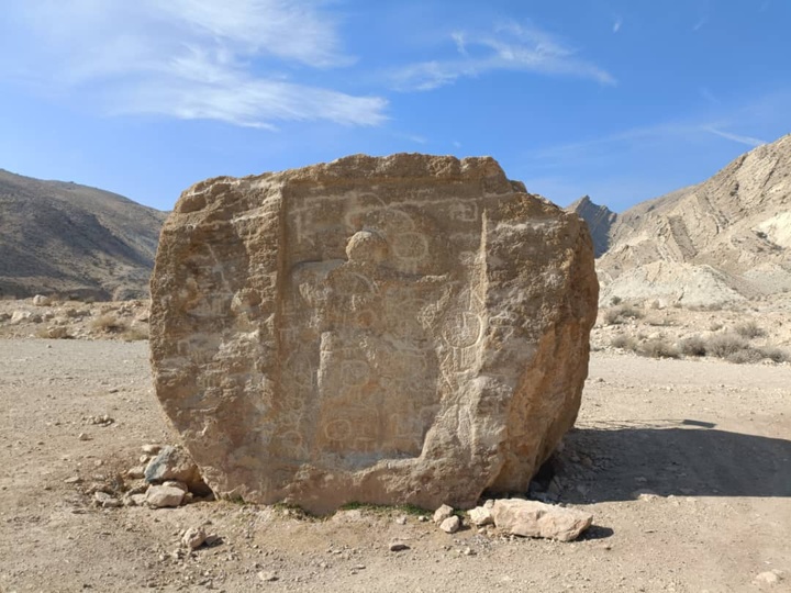 نقش برجسته سرباز پارتی نورپردازی می‌شود