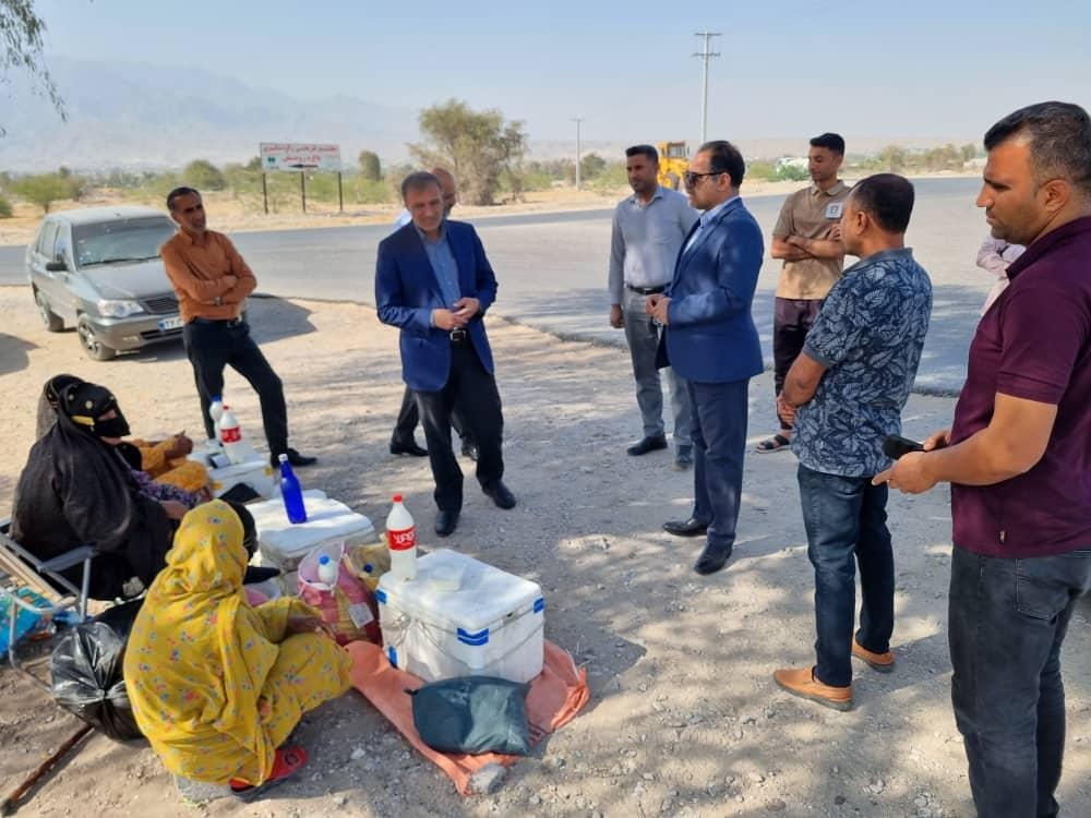 بازدید میدانی مدیرکل میراث‌فرهنگی و نماینده مردم هرمزگان از حومه بندرعباس با هدف تقویت کسب‌وکارهای خرد و توسعه گردشگری/ بررسی ساخت ایستگاه سوغات محلی بر پایه لبنیات دامی 