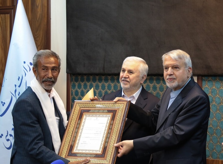تجلیل وزیر میراثفرهنگی از مرمتگر پیشکسوت سیستان و بلوچستانی تجلیل وزیر میراثفرهنگی از مرمتگر پیشکسوت سیستان و بلوچستانی