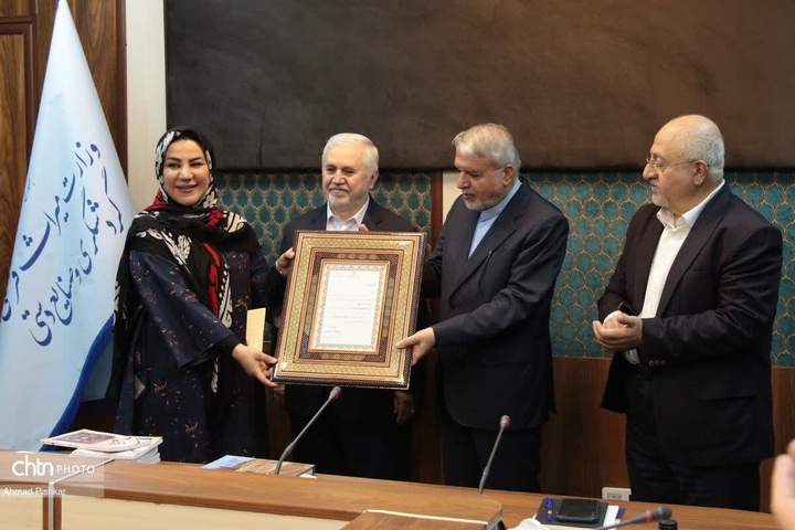 تجلیل از بانوی کنش‌گر لرستانی در حوزه برندسازی و معرفی ظرفیت‌های فرهنگی