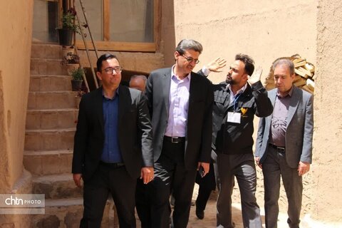 مدیرکل میراث فرهنگی یزد از قلعه خرانق  بازدید کرد