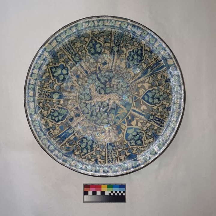 ظرف سفالی (دیس) منقوش لعابدار دوره ایلخانی مرمت می‌شود