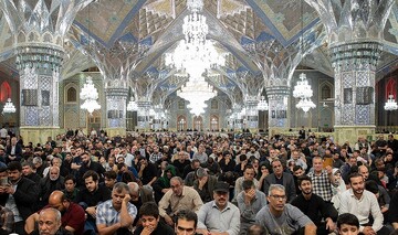 سوگواری زائران حرم مطهر رضوی در شام شهادت امام صادق(ع)