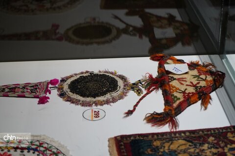 نمایشگاه دست‌بافته‌های عشایری و روستایی در موزه ملی فرش ایران افتتاح شد