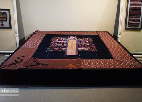 نمایشگاه دست‌بافته‌های عشایری و روستایی در موزه ملی فرش ایران افتتاح شد