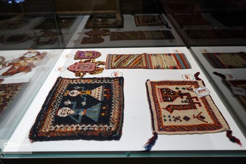 نمایشگاه دست‌بافته‌های عشایری و روستایی در موزه ملی فرش ایران افتتاح شد