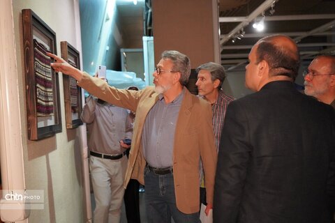 نمایشگاه دست‌بافته‌های عشایری و روستایی در موزه ملی فرش ایران افتتاح شد