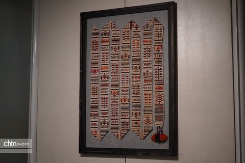 نمایشگاه دست‌بافته‌های عشایری و روستایی در موزه ملی فرش ایران افتتاح شد