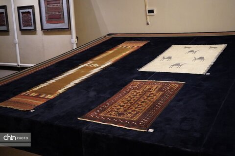 نمایشگاه دست‌بافته‌های عشایری و روستایی در موزه ملی فرش ایران افتتاح شد